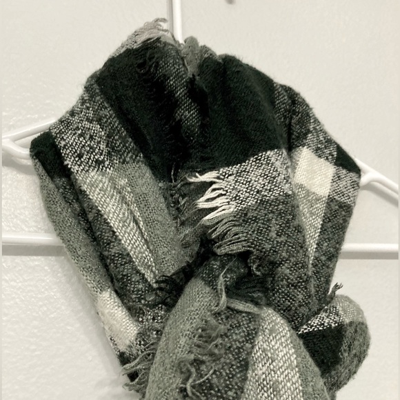 Plaid Small Fringe Scarf - Picture 6 of 10